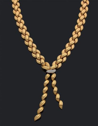 VAN CLEEF and ARPELS Important collier composé de deux brins godronnés en or jaune...