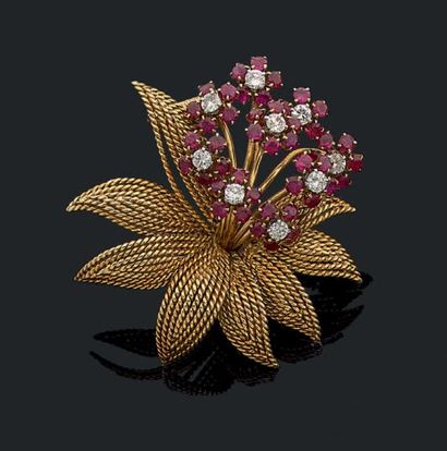 Lacloche 
Clip "fleur" en or jaune 18K (750) serti de rubis et de diamants. Vers...