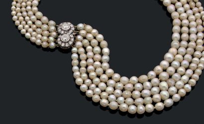 Collier composé de 5 rangs de perles baroques...