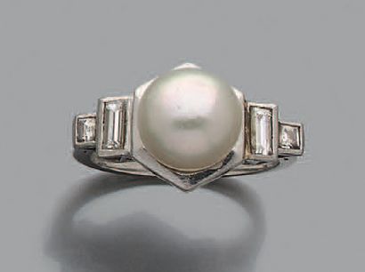 null Bague en platine (950) sertie d'une perle fine de forme bouton épaulée de diamants...