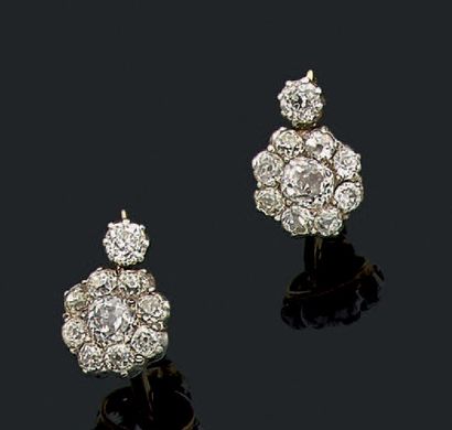 null Paire de motifs d'oreilles "marguerite" en or jaune 18k (750) sertis de diamants...