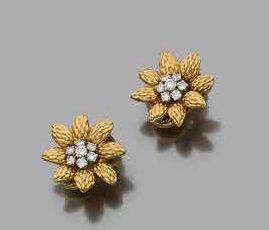 VAN CLEEF and ARPELS Paire de clips d'oreilles "fleurs" en or jaune 18K (750) sertis...