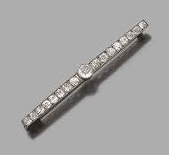 null Broche en or gris 18k (750) sertie d'une ligne de diamants de taille ancienne...