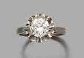 null Bague en or gris 18k (750) sertie d'un diamant solitaire de taille brillant.
Poids...