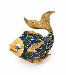 BOUCHERON Clip "poisson" en or jaune 18K (750) orné d'émail bleu et vert stylisant...