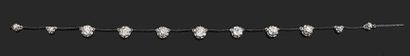 null Collier en or gris 18K (750) serti d'une chute de 11 diamants de taille ancienne.
Poids...