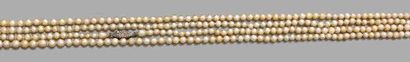 Sautoir composé de petites perles supposées...