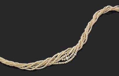 null Collier composé d'une torsade de 7 rangs de perles supposées fines - non testées,...
