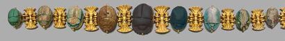 null Bracelet en or jaune 14K (585) composé d'une alternance de 9 scarabées antiques...