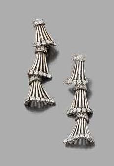 null Paire de pendants d'oreilles en or gris 18K (750) composés de trois motifs "jupe"...