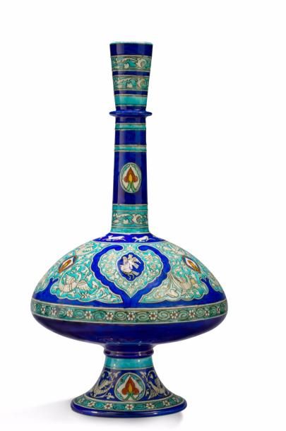 Théodore DECK (1823-1891) 
Grand vase figurant une lampe de mosquée à long col droit...