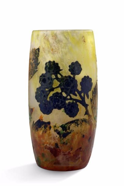 DAUM Nancy 
Vase à corps cylindrique en verre doublé à décor dégagé à l'acide de...