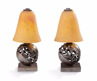 EDGAR BRANDT (1880-1960) & DAUM NANCY 
Paire de lampes en fer forgé à fût figurant...