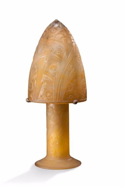 DAUM NANCY FRANCE 
Importante lampe obus en verre teinté jaune à réflecteur conique...