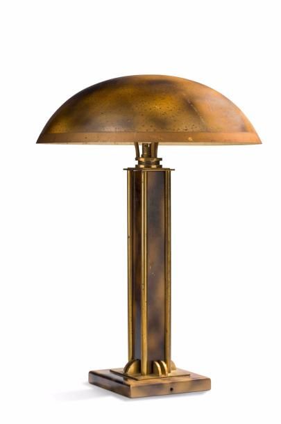 JACQUES ADNET (1900-1984) 
Lampe de bureau en métal et bois laqué brun orangé et...