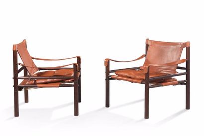 ARNE NORELL (1917-1971) 
Paire de fauteuils modèle "Sirocco safari" en bois teinté...