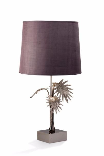 TRAVAIL 1960 
Lampe de table en métal chromé à décor de palmier stylisé.
H: 77 c...