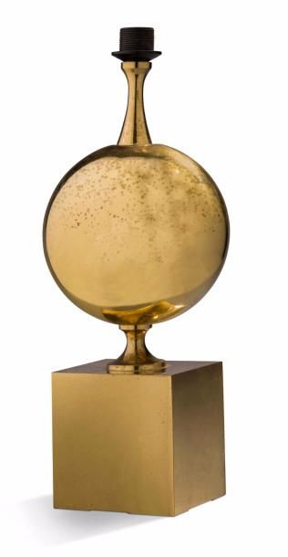 PHILIPPE BARBIER, attribué à 
Lampe en laiton doré présentant une sphère sur un piedouche...