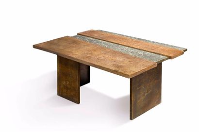 PIA MANU (XX-XXIè) 
Table basse à plateau carré en céramique ocre et aluminium à...