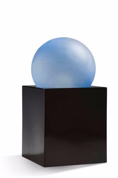 ETTORE SOTTSASS (1917-2007) 
Lampe modèle "Alba" à base cubique en verre opalin noir...