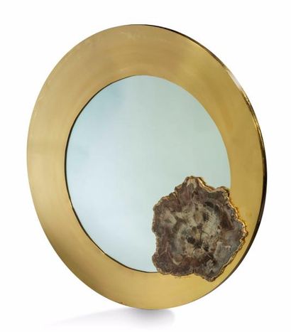 GEORGES MATHIAS (XXè) 
Miroir circulaire à encadrement en laiton doré présentant...