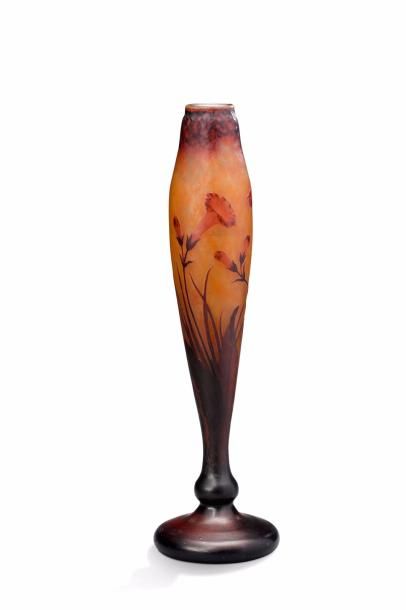 DAUM Nancy 
Vase à corps ovoïde bulbeux en verre multicouche orangé à nuance brune...