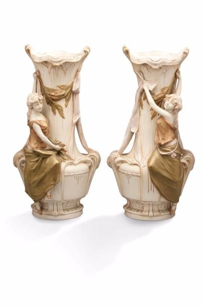 ROYAL DUX 
Paire de vases balustres en céramique émaillée crême à décor polychrome...