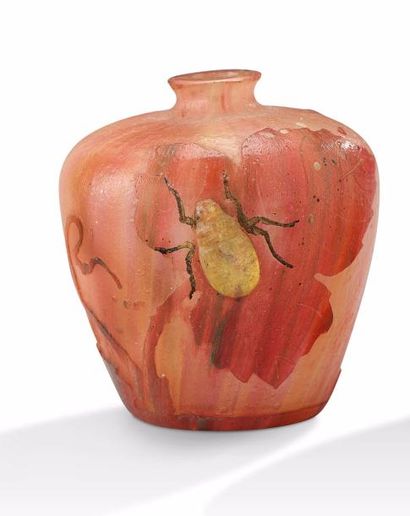 DAUM Nancy 
Vase miniature à corps conique et col resserré en verre doublé à décor...