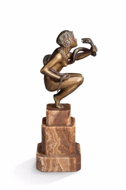 DEVENET (XIX-XXè) 
Sculpture en bronze patiné et traces polychromie représentant...