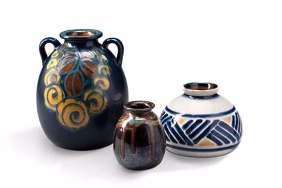 Paul JACQUET (1883-1968) 
Suite de trois vases en faïence émaillée polychrome à décor...