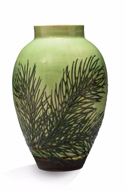 MAX LAÜGER (1864-1952) 
Vase ovoïde en céramique émaillée craquelée à décor en relief...