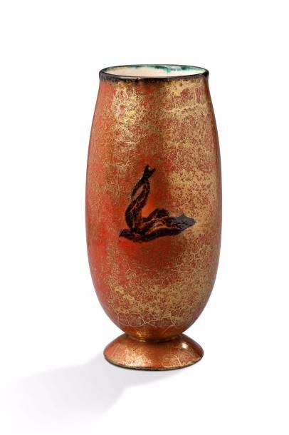 Jean MAYODON (1893-1967) 
Vase ovoïde sur piédouche en faîence émaillée orange et...