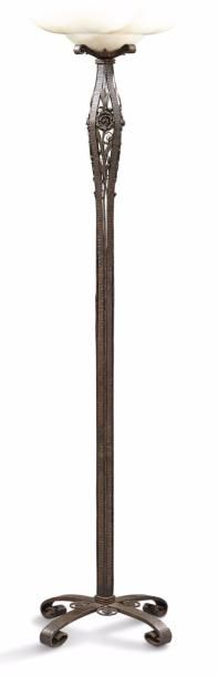 Louis KATONA (1850-1933) Lampadaire en fer forgé martelé à fût carré bulbeux agrémenté...