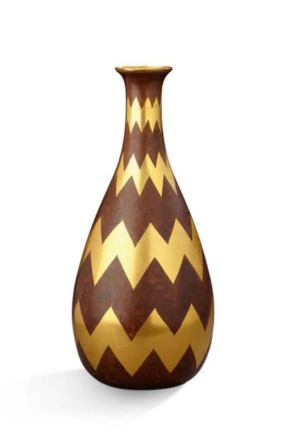 LUC LANEL (1893-1965) & LA MAISON CHRISTOFLE Vase en dinanderie de cuivre à patine...