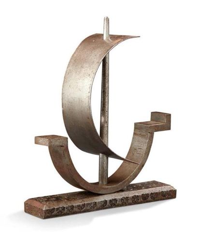 RAYMOND SUBES (1891-1970) Sculpture en fer forgé représentant un voilier sur les...