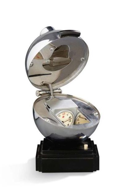 HOROPLAFON Horloge moderniste de forme sphérique en métal chromé permettant de diffuser...