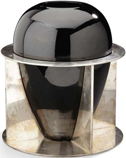 JEAN-BORIS LACROIX (1902-1984) Vase ovoïde en verre teinté noir reposant sur une...