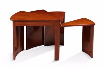 PIERRE CHAREAU (1883-1950) Table gigogne "Eventail" modèle MB106 en placage d'acajou...