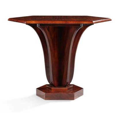 PIERRE CHAREAU (1883-1950) Table basse modèle "MB 170" en placage de palissandre...