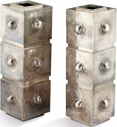 Jean DESPRES (1889-1980) Importante paire de vases en métal argenté martelé présentant...