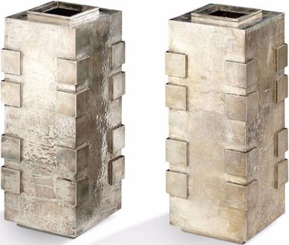 Jean DESPRES (1889-1980) Importante paire de vases en métal argenté à corps cubiques...