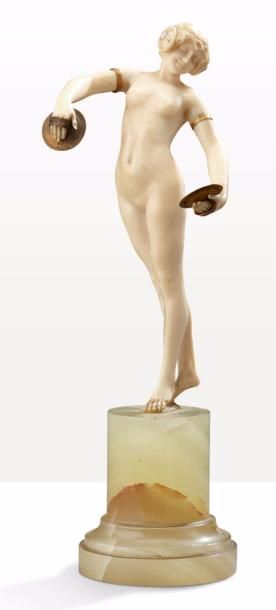 LOUIS SOSSON (ACTIF DE 1905-1930) Sculpture en ivoire présentant une danseuse aux...