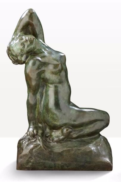 Amedeo GENNARELLI (1881-1943) Bronze à patine verte figurant une femme nue agenouillée.
Signée.
Vers...