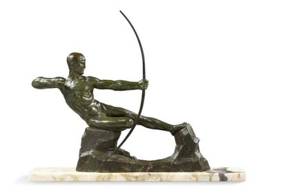 Victor DEMANET (1895-1964) Bronze à patine verte figurant un archer reposant sur...