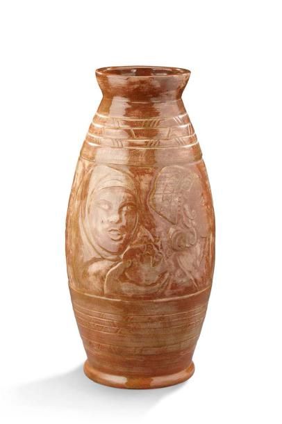 CHARDENAL (XXÈ) Vase céramique émaillée vernissée ocre à décor en creux de visages...