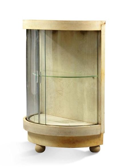 TRAVAIL FRANÇAIS 1930 Meuble vitrine de forme demi lune recouvert de parchemin ouvrant...