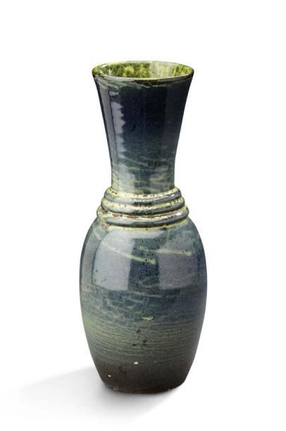 Jean BESNARD (1889-1958) Vase ovoïde à col évasé annelé en faïence émaillée bleu...