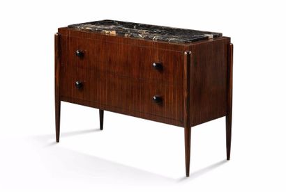 TRAVAIL FRANÇAIS 1930 Commode en placage d'ébène de Macassar ouvrant en façade par...