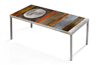 ROGER CAPRON (1922-2006) Table basse modèle "Soleil" composée d'éléments en faïence...