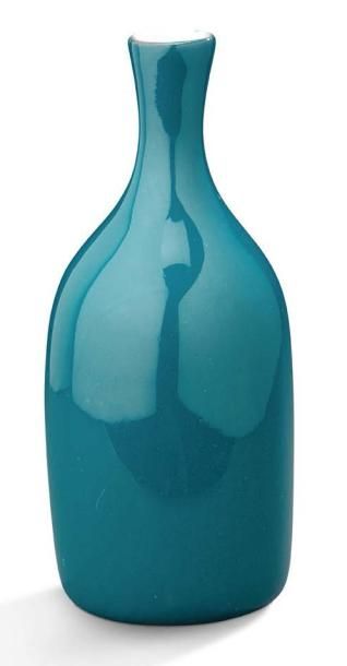 JACQUES (1926-2008) & DANI (1933-2010) RUELLAND Vase en faïence émaillée bleu turquoise...